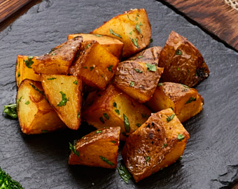 Картопля запечена з зеленню