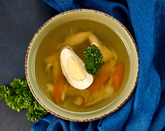 Курячий бульйон з рисом та яйцем