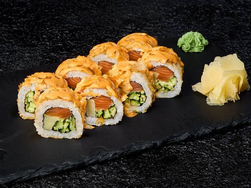 Рол з лососем в стружці копченого тунця