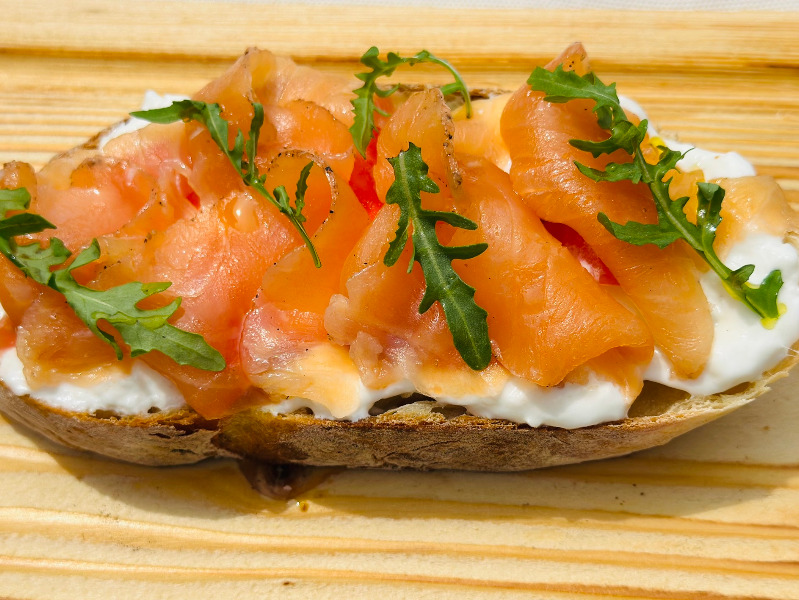 Брускета зі страчателлою і сьомгою