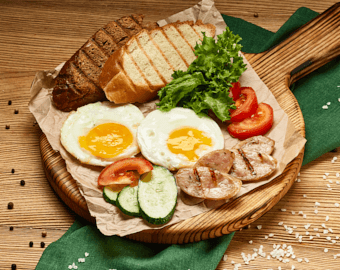 Сніданок з 2-х яєць і мисливських ковбасок