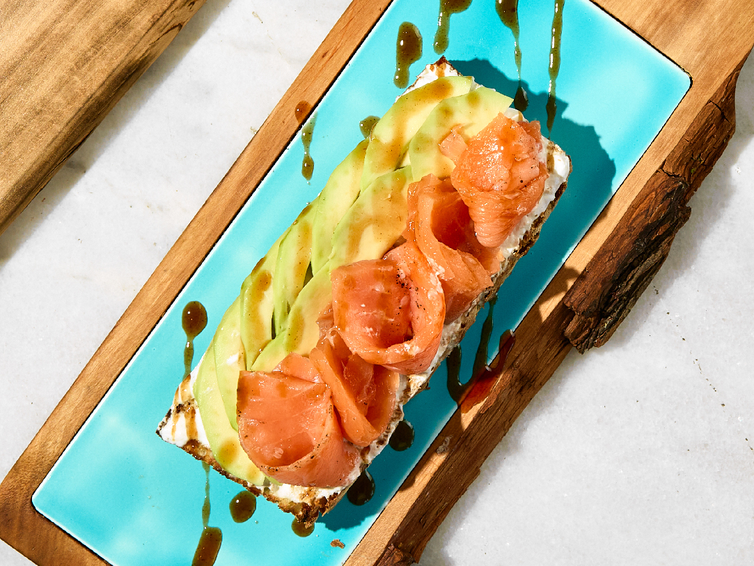 Брускета з пряним лососем та сирно-йогуртовим соусом