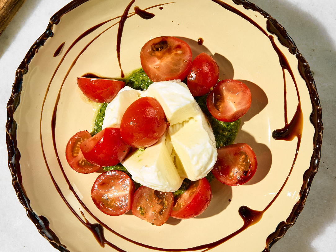 Капрезе з моцарелою Фьор ді лате та соусом Песто