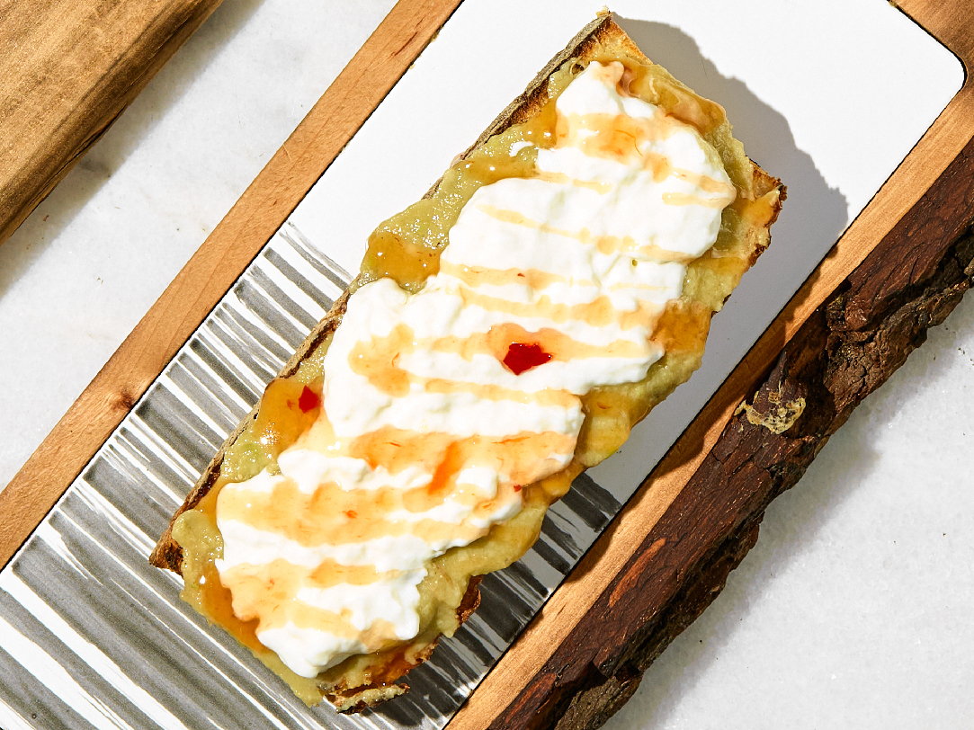 Брускета з авокадо та страчателою