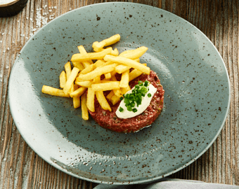 Тартар із телятини з кремом-філадельфія і картоплею фрі