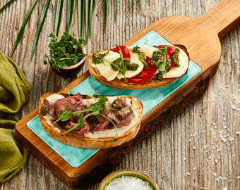 Брускети капрезе з ростбіфом