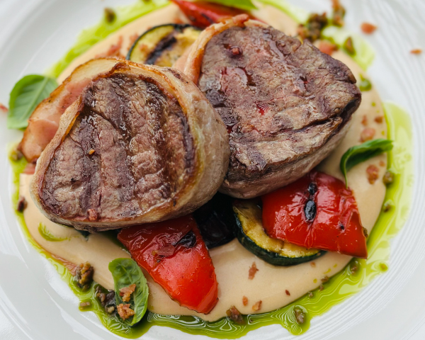 Медальйони з овочами та соусом деміглас