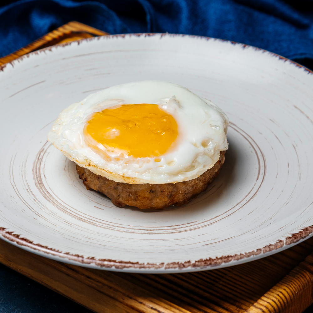 Біфштекс з яйцем