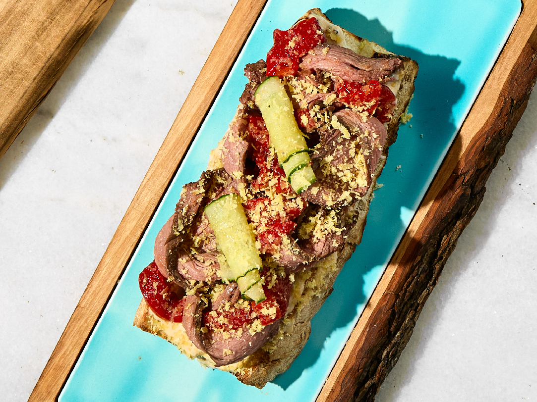 Брускета з ростбіфом тонато та в’яленим жовтком