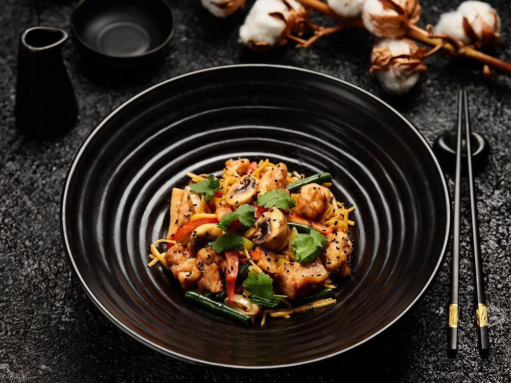 Локшина рамен з куркою та овочами в кімчі-теріякі соусі