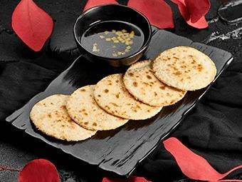 Кокосова перепічка з часниковим соусом