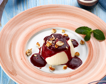 Класична панакота з ягідним соусом та карамелізованими горіхами