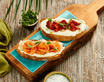 Брускети з печеним перцем з слабосоленим лососем