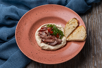 Хумус з ростбіфом