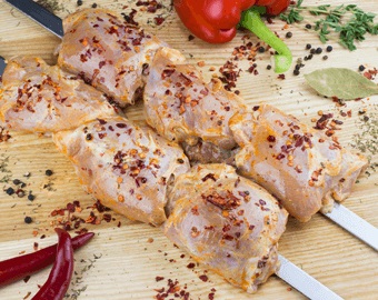 Шашлик із курячого стегна маринований