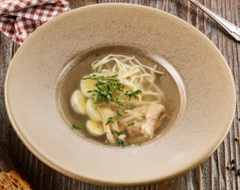 Курячий бульйон з домашньою локшиною та перепелиним яйцем