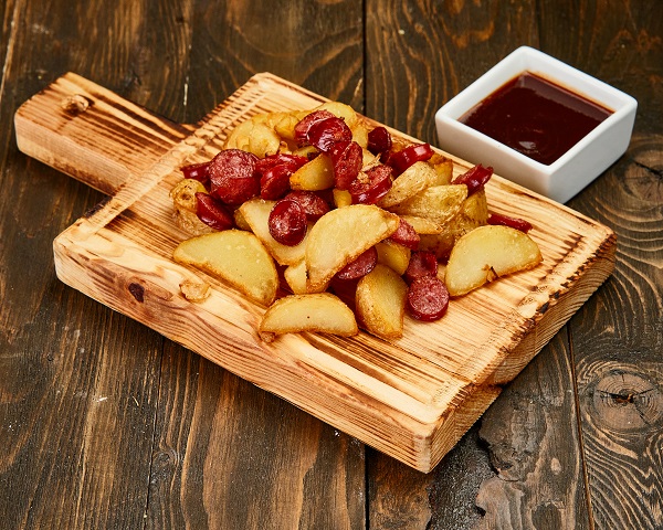 Запечена картопля з мисливськими ковбасками та соусом BBQ