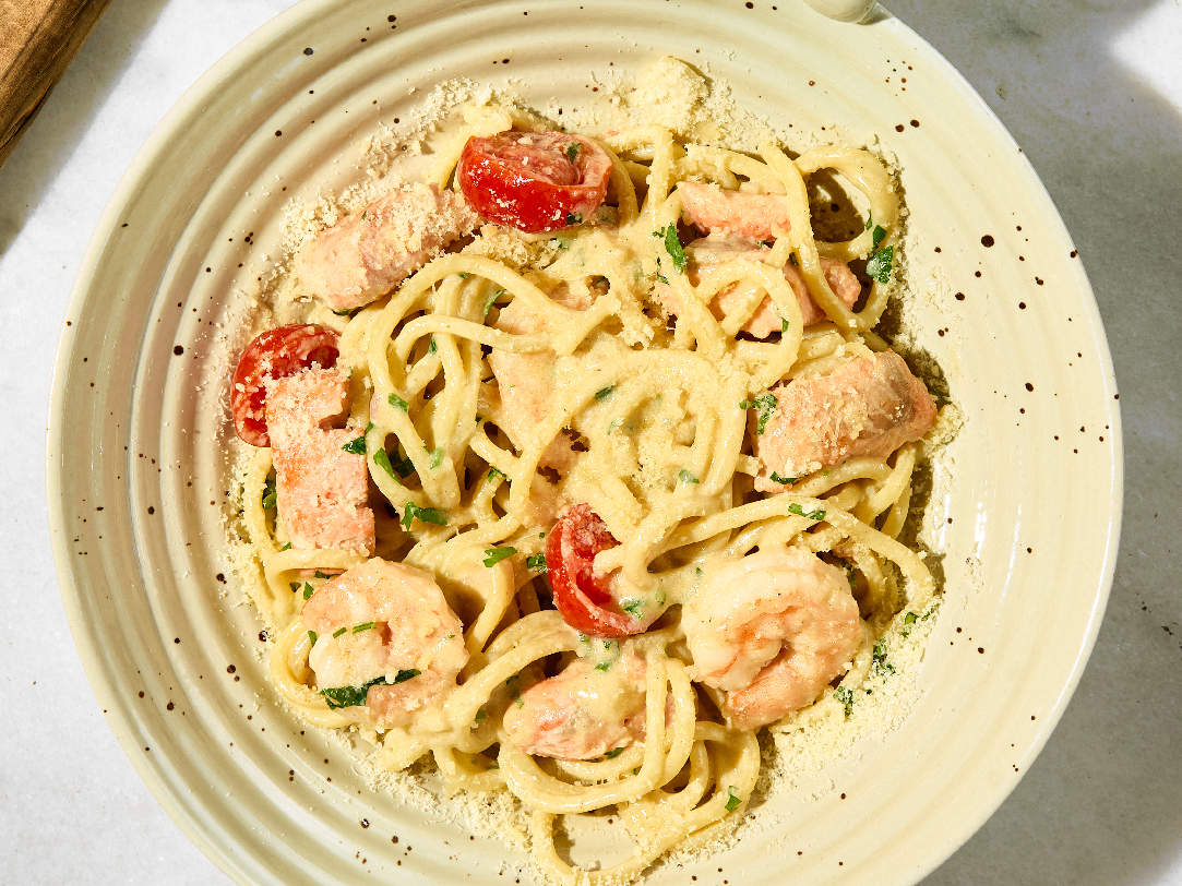 Паста з лососем та креветками