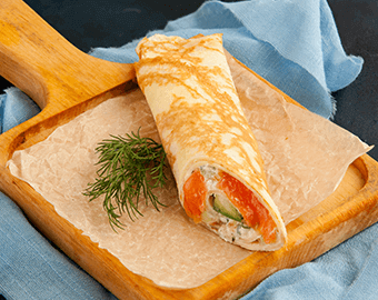 Млинець з лососем та сиром фета