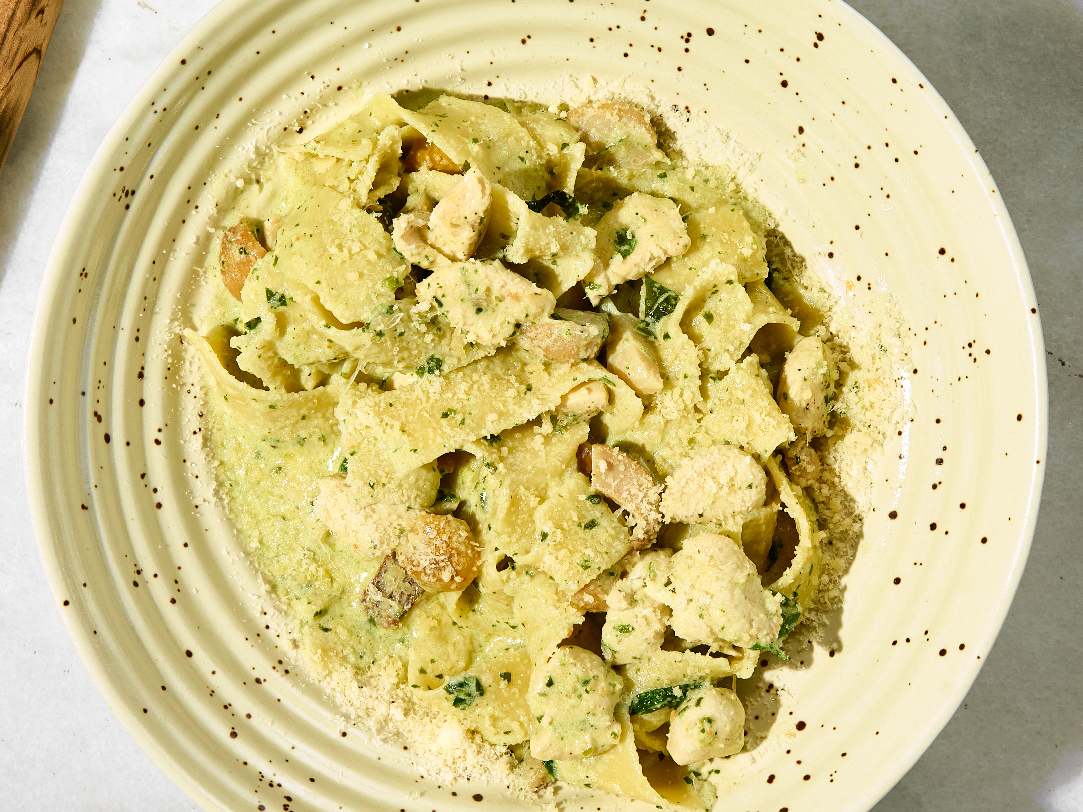 Паперделле з куркою та соусом песто