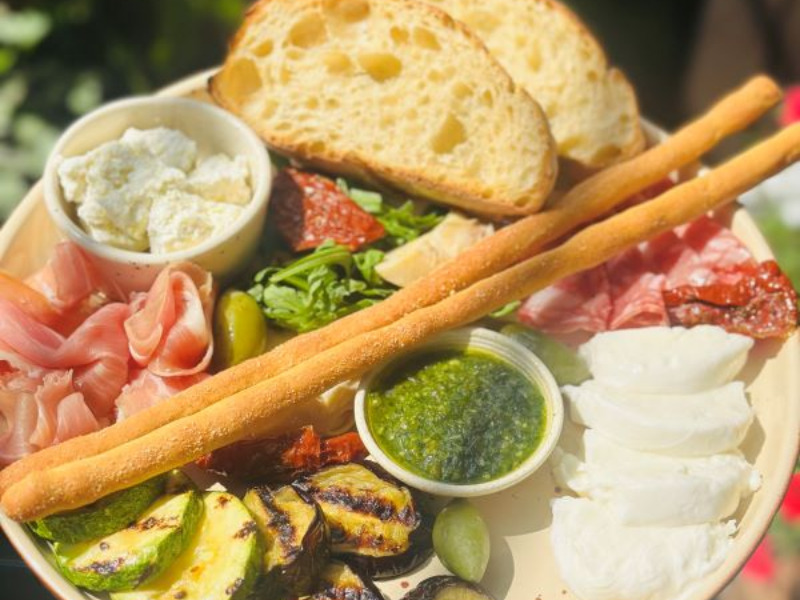 Велика тарілка антипасті на компанію