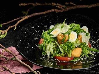 Салат з тонкацу куркою під сирним соусом