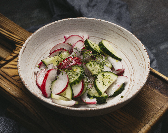 Салат з редисом, огірком та зеленню